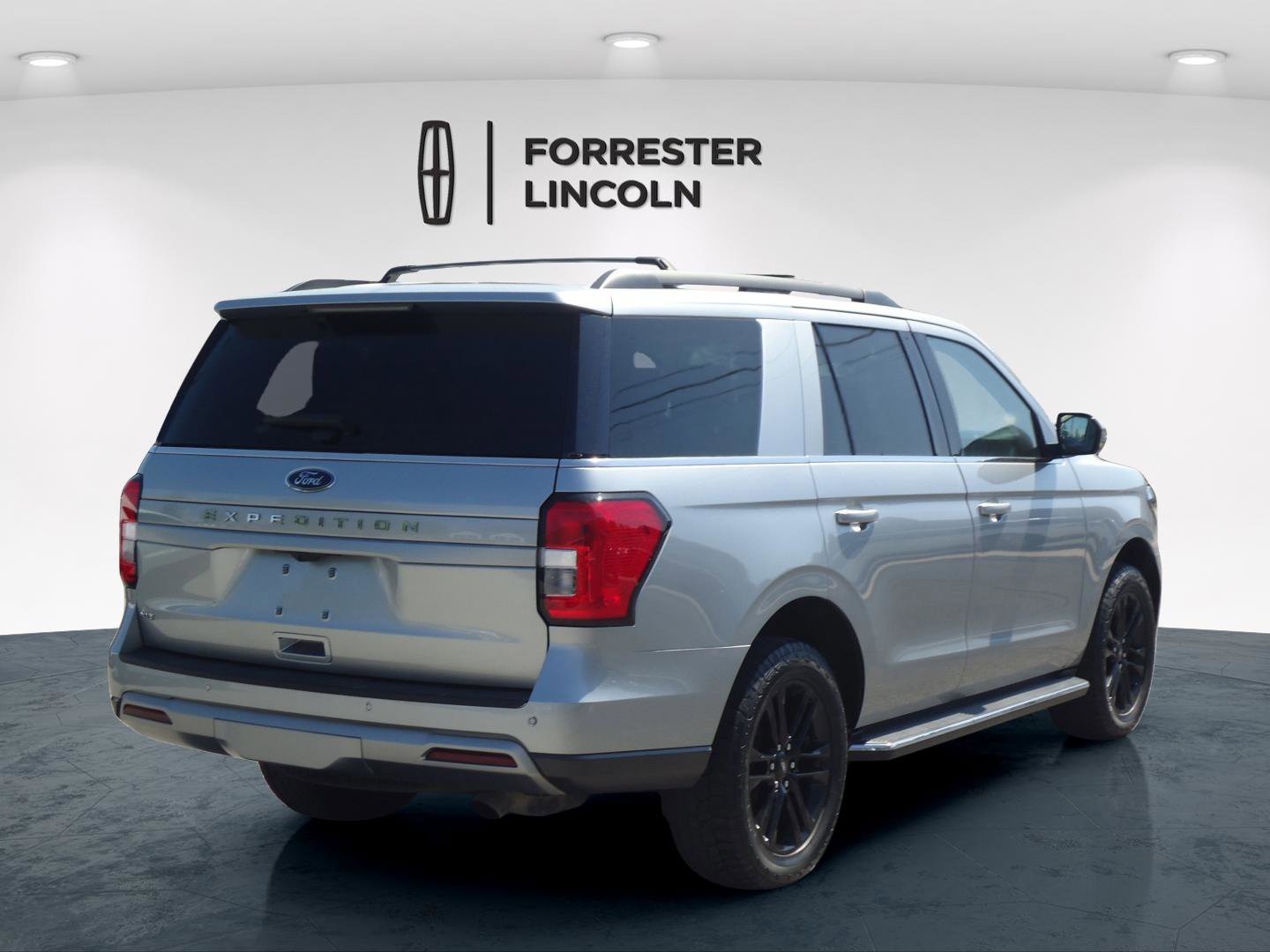 Used 2022 Ford Expedition XLT AWD/4WD image 3