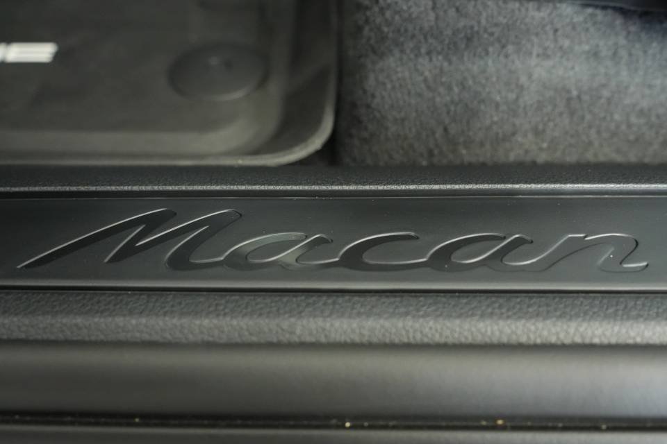Certified 2025 Porsche Macan AWD/4WD image 32