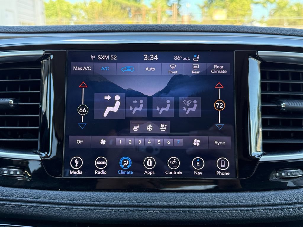 Used 2018 Chrysler Pacifica Limited w/ Tire & Wheel Group FWD image 16