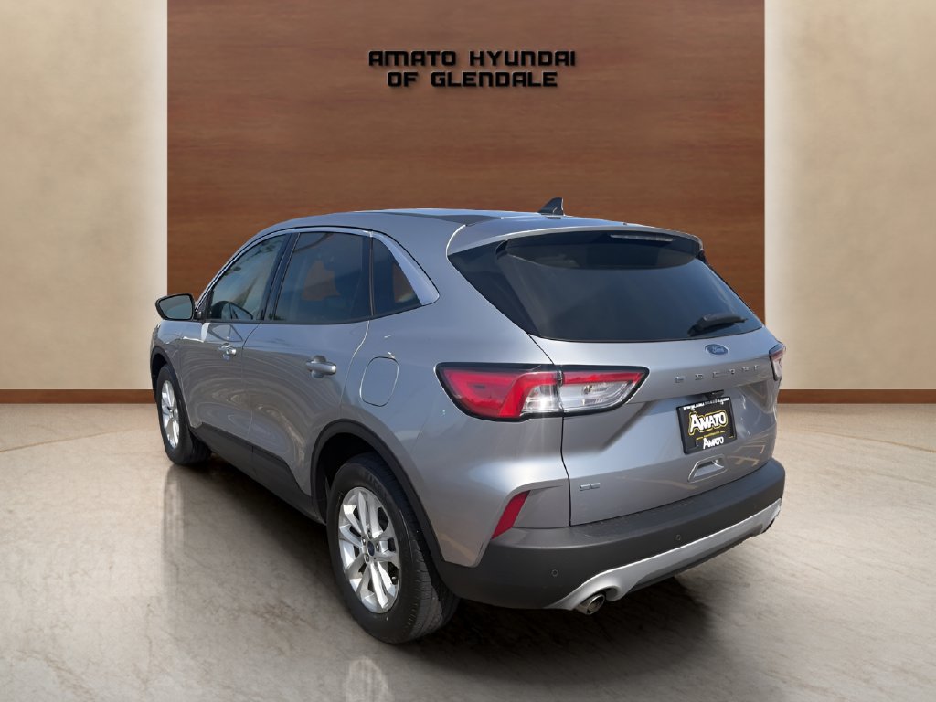 Used 2022 Ford Escape SE w/ Cold Weather Package FWD image 3