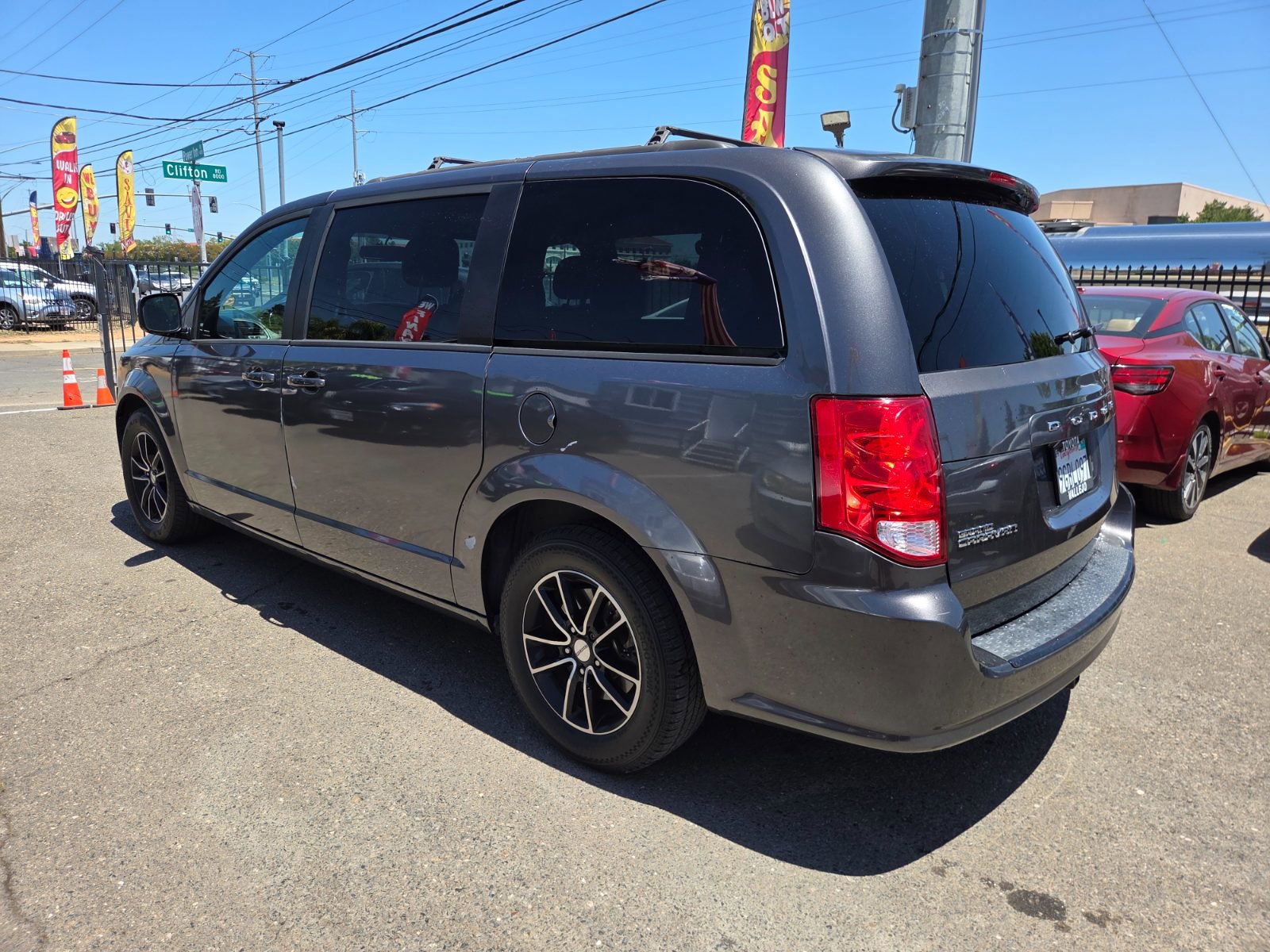 Used 2018 Dodge Grand Caravan SXT w/ Blacktop Package FWD image 2