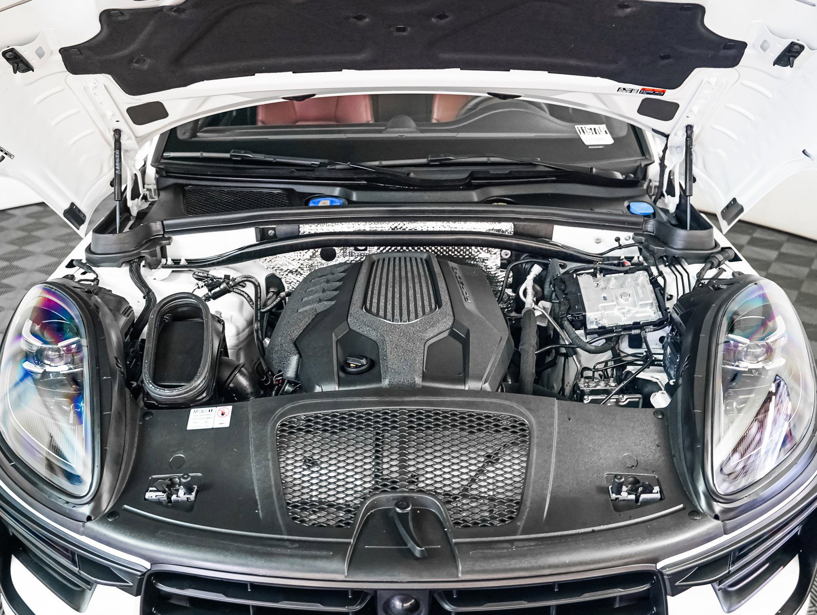 Certified 2024 Porsche Macan image 13