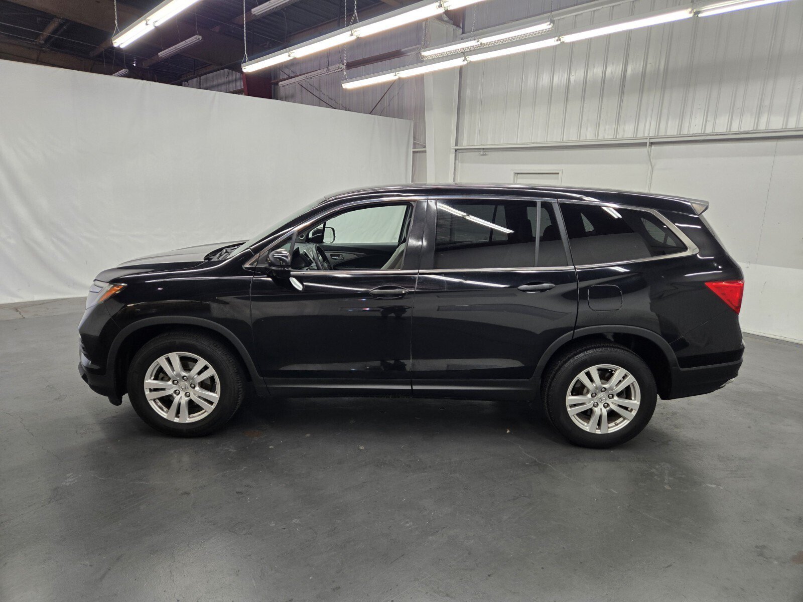 Used 2017 Honda Pilot LX image 2