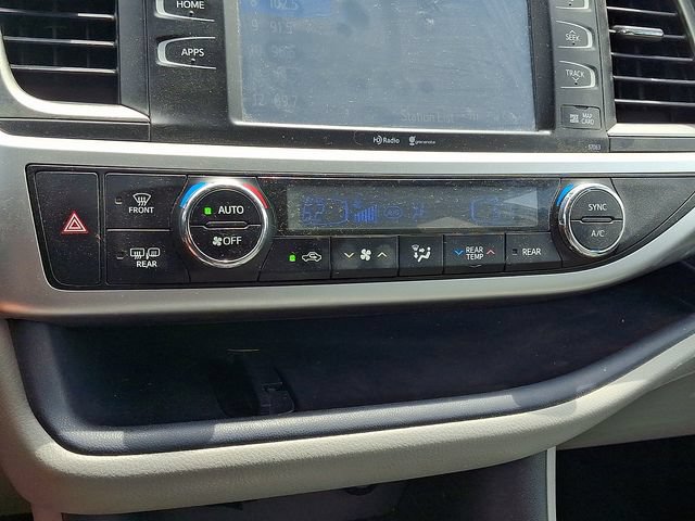 Used 2014 Toyota Highlander XLE FWD image 18
