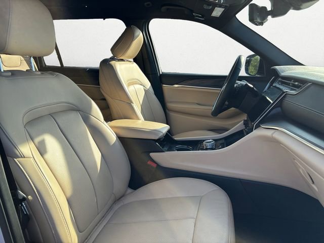 Used 2023 Jeep Grand Cherokee L Limited w/ Luxury Tech Group II image 15