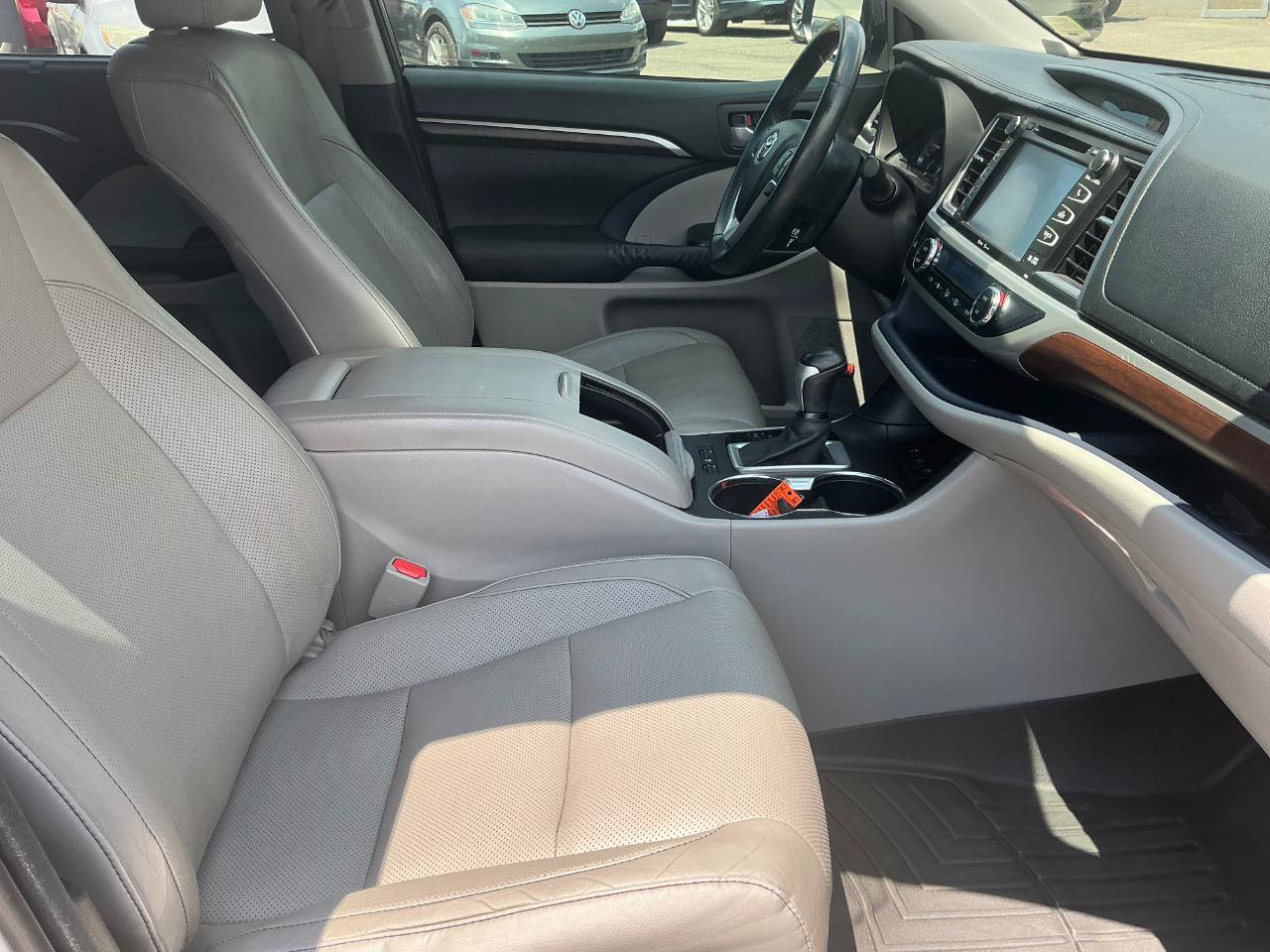 Used 2015 Toyota Highlander Limited w/ Driver Technology Package AWD/4WD image 14