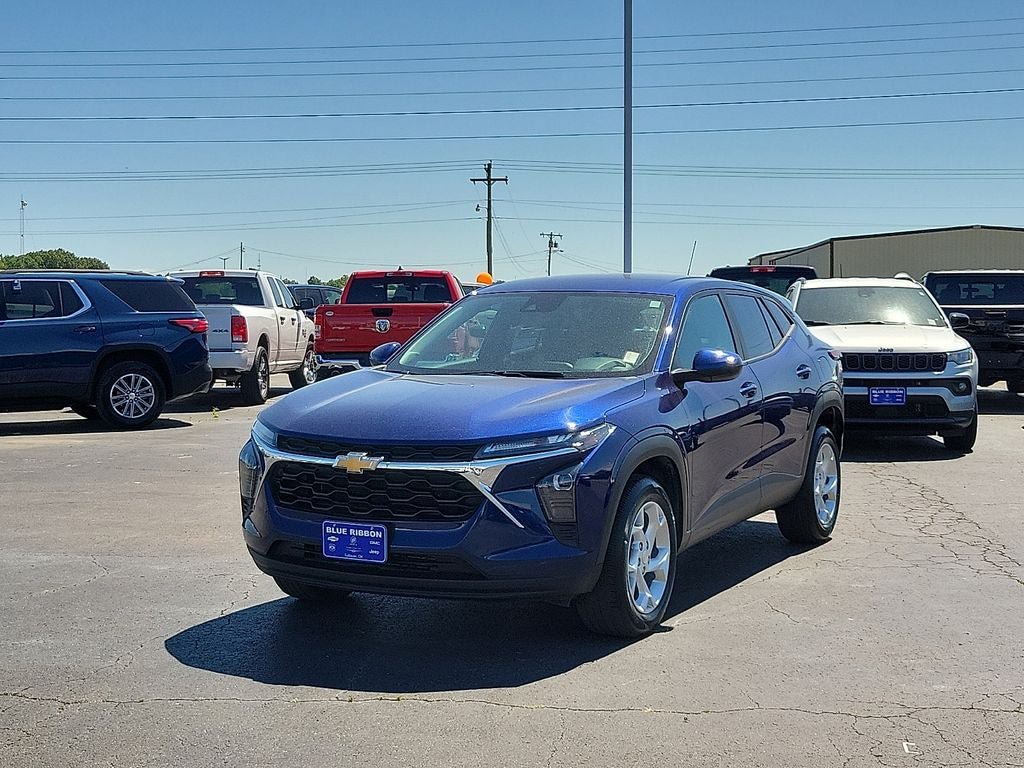 Used 2024 Chevrolet Trax LS w/ LS Convenience Package FWD image 2
