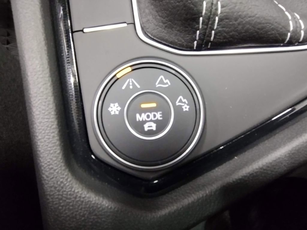 Used 2025 Volkswagen Taos SE image 31