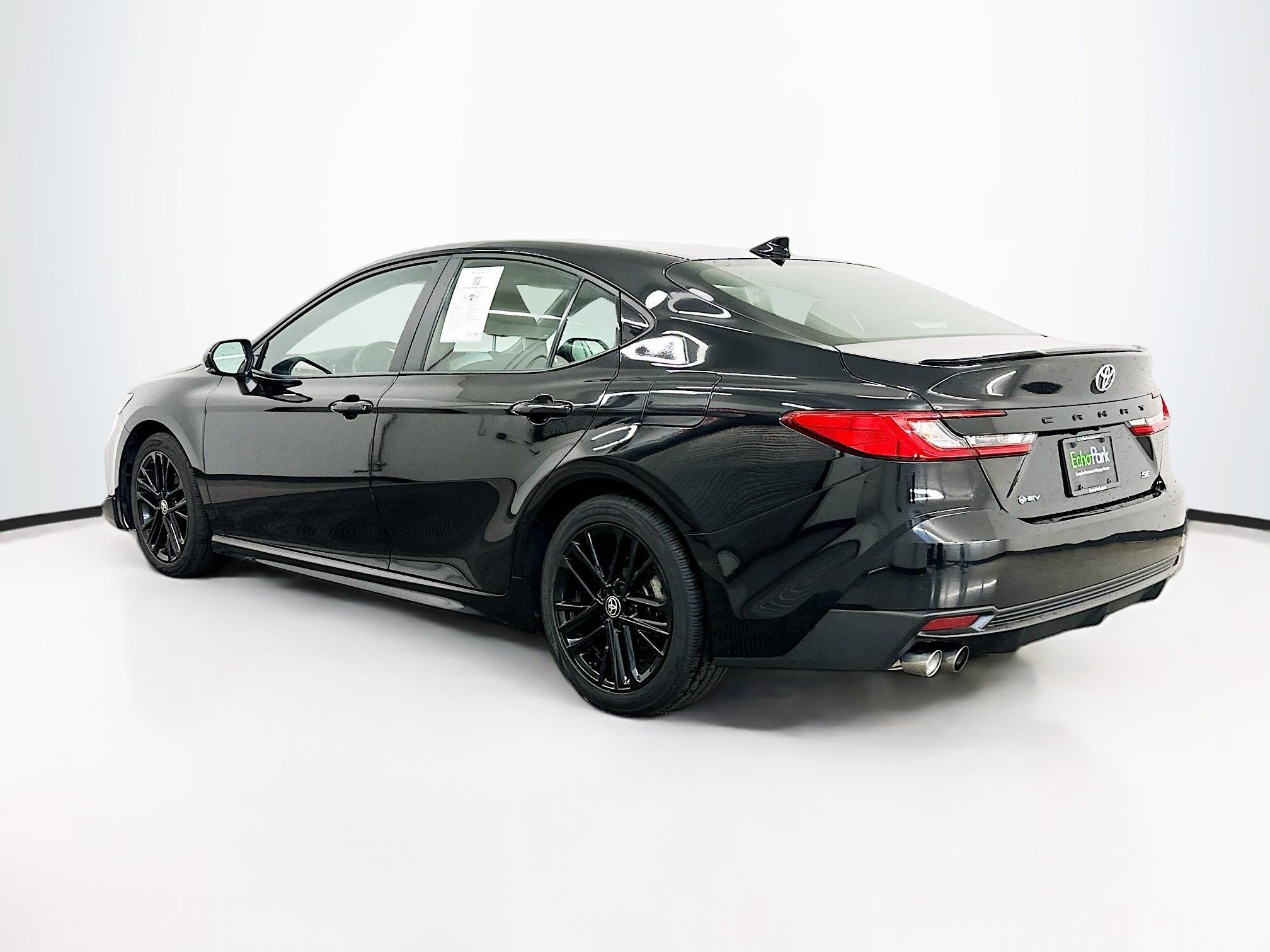 Used 2025 Toyota Camry SE FWD image 5