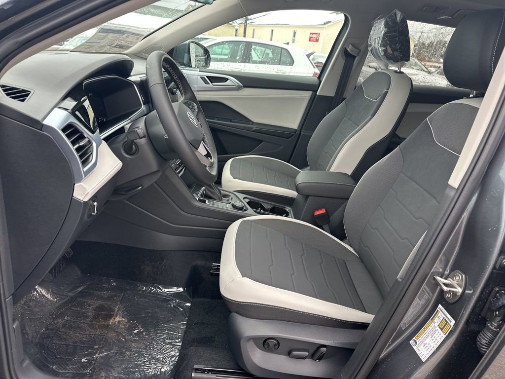 New 2026 Volkswagen Taos SE image 9