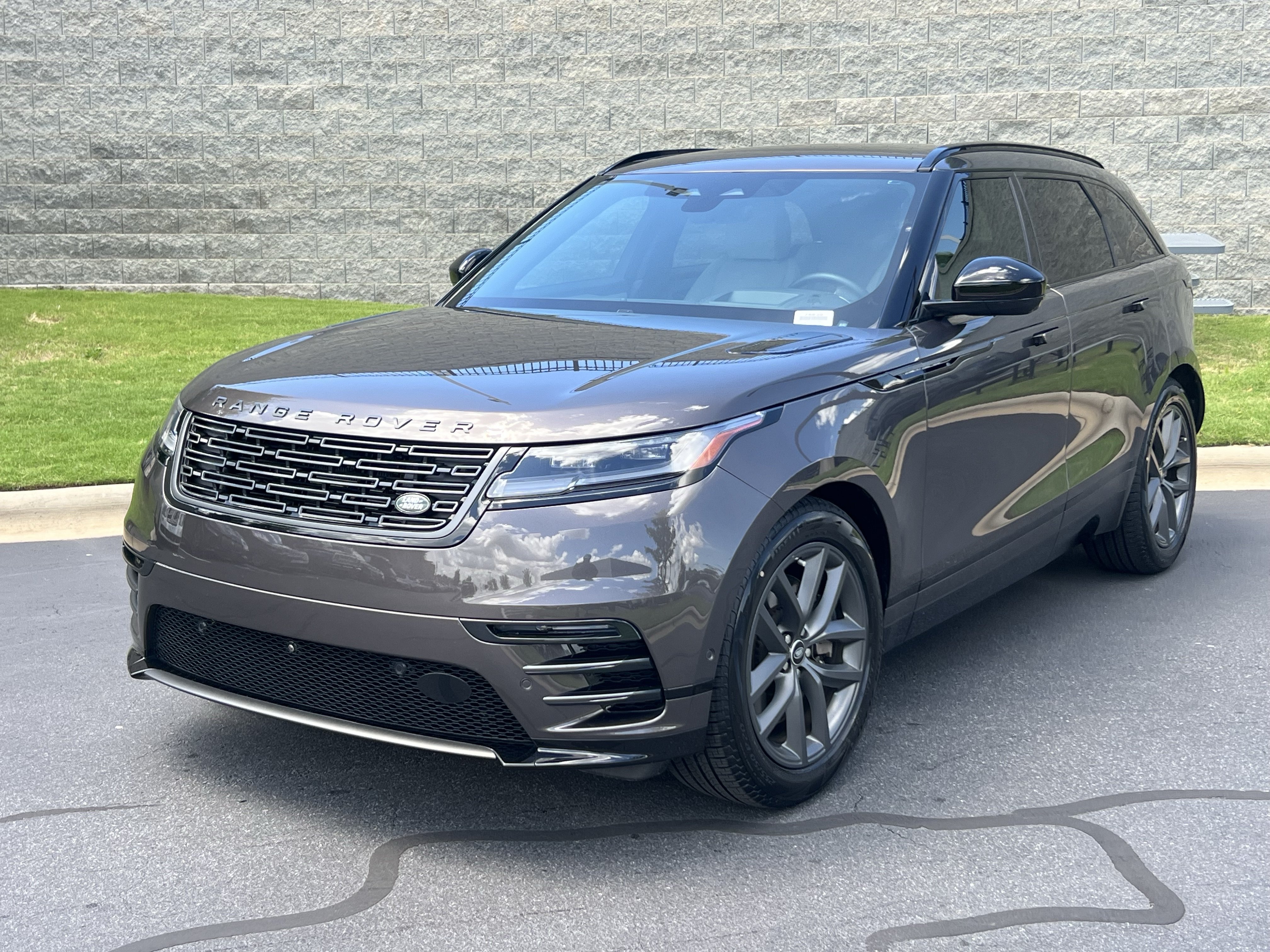 Certified 2026 Land Rover Range Rover Velar Dynamic SE AWD/4WD image 2