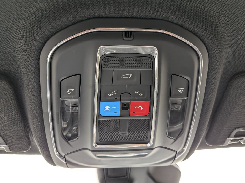 Used 2025 Jeep Grand Cherokee Altitude AWD/4WD image 11