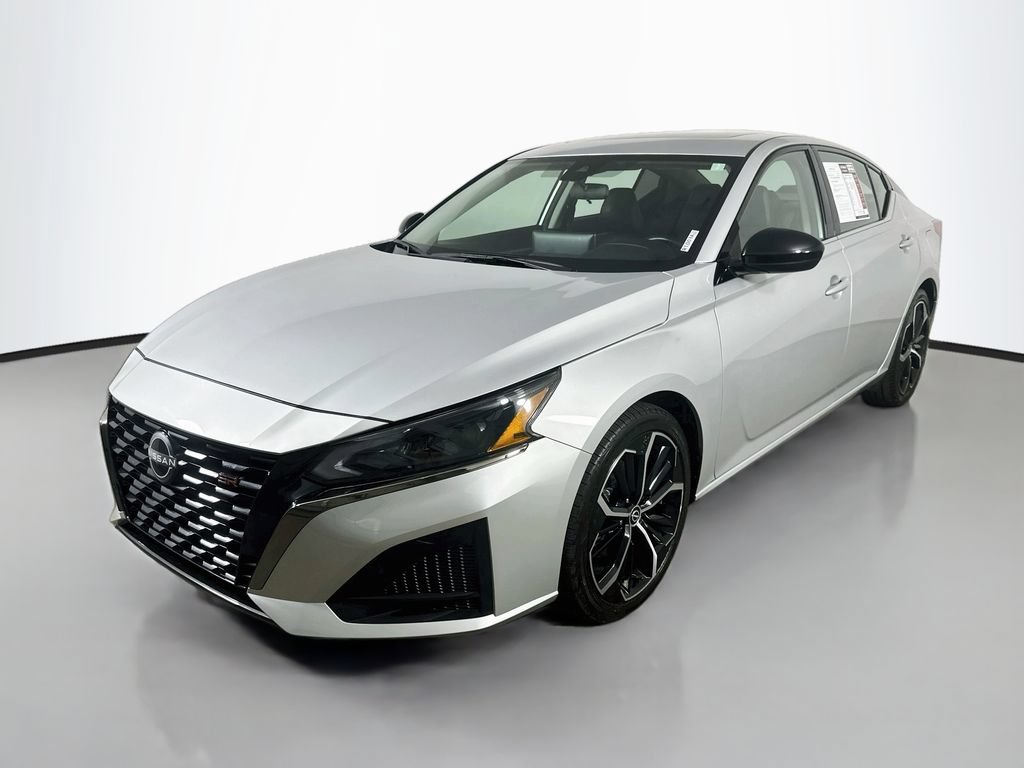 Used 2024 Nissan Altima 2.5 SR w/ SR Premium Package FWD image 3