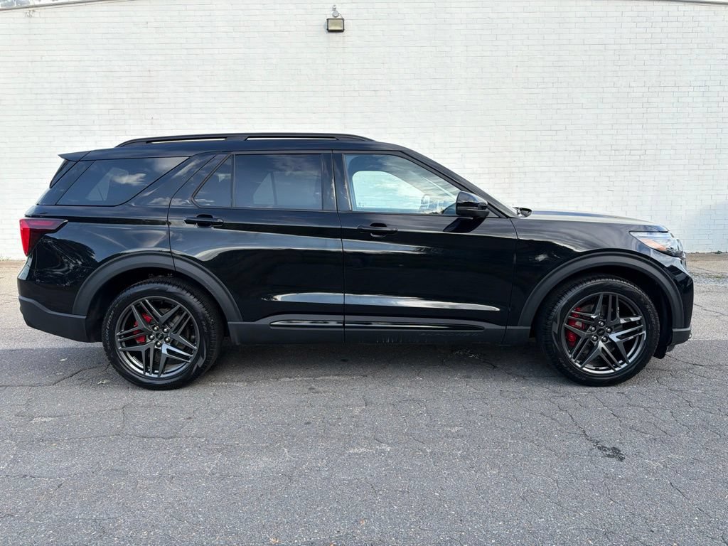 Used 2025 Ford Explorer ST AWD/4WD image 1