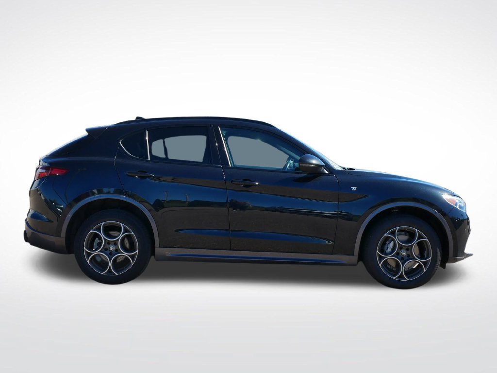 Used 2023 Alfa Romeo Stelvio Ti AWD/4WD image 4