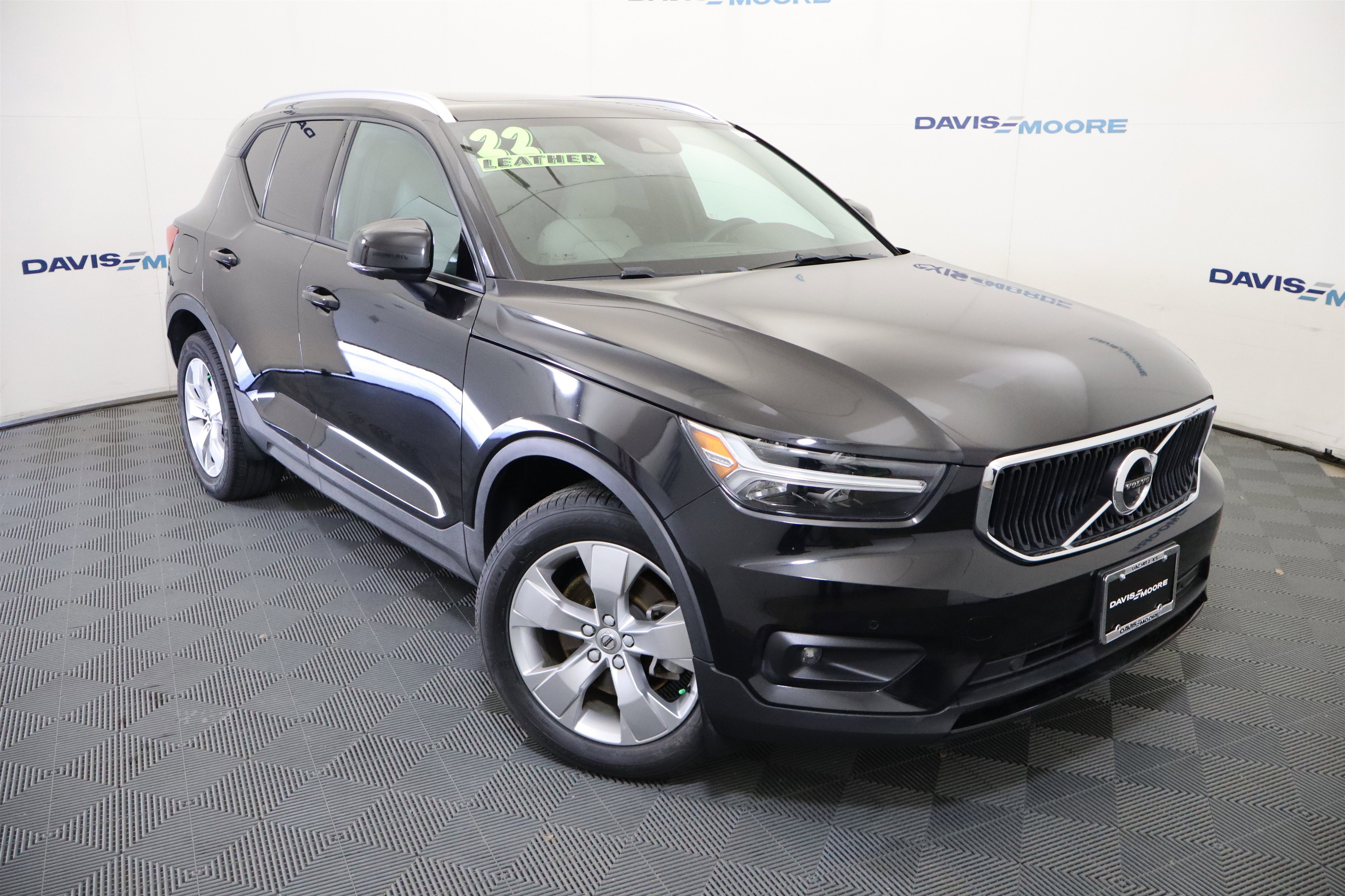 Used 2022 Volvo XC40 T4 Momentum image 2
