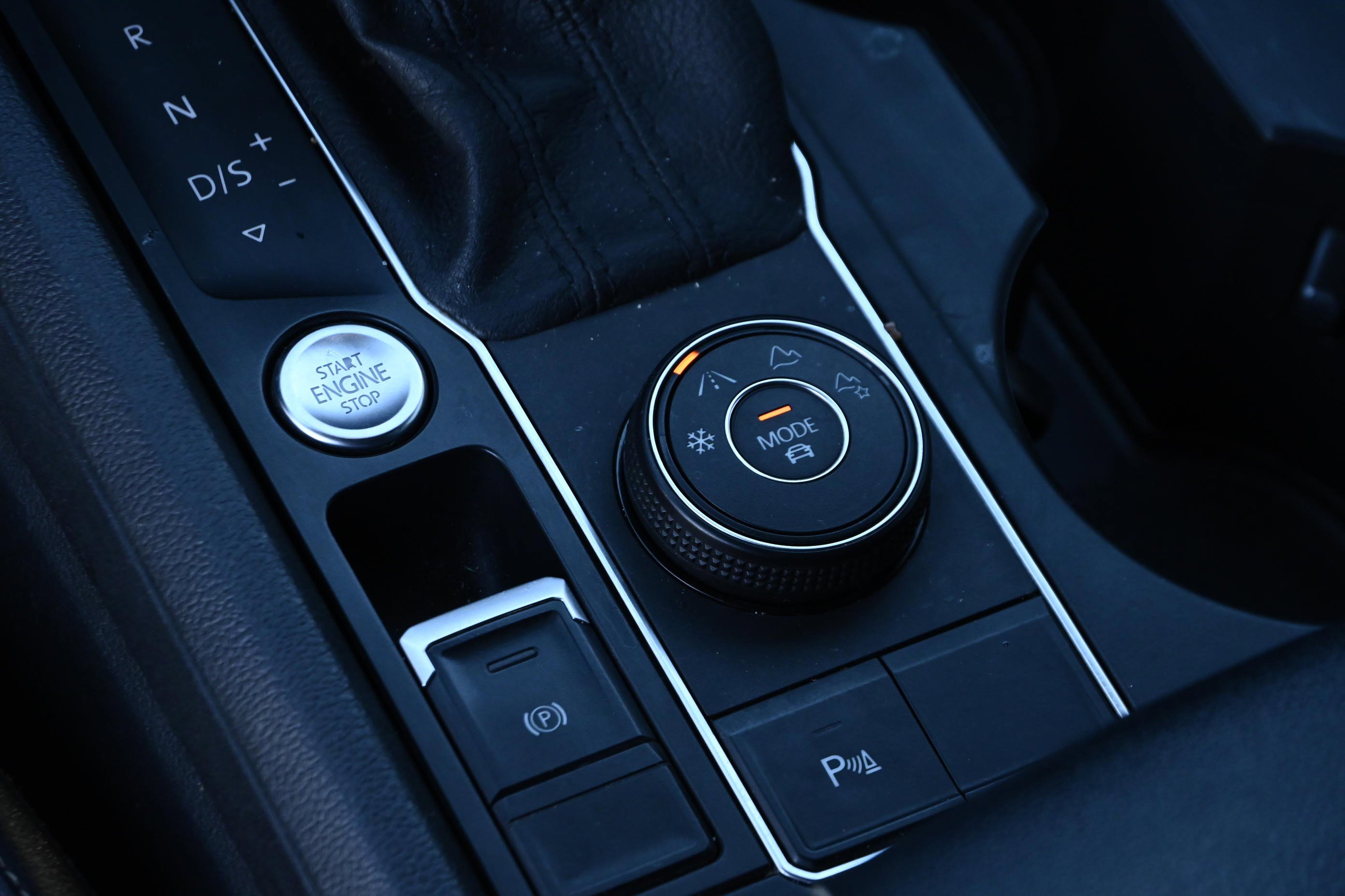 Used 2020 Volkswagen Atlas Cross Sport SE w/ Panoramic Sunroof Package image 19