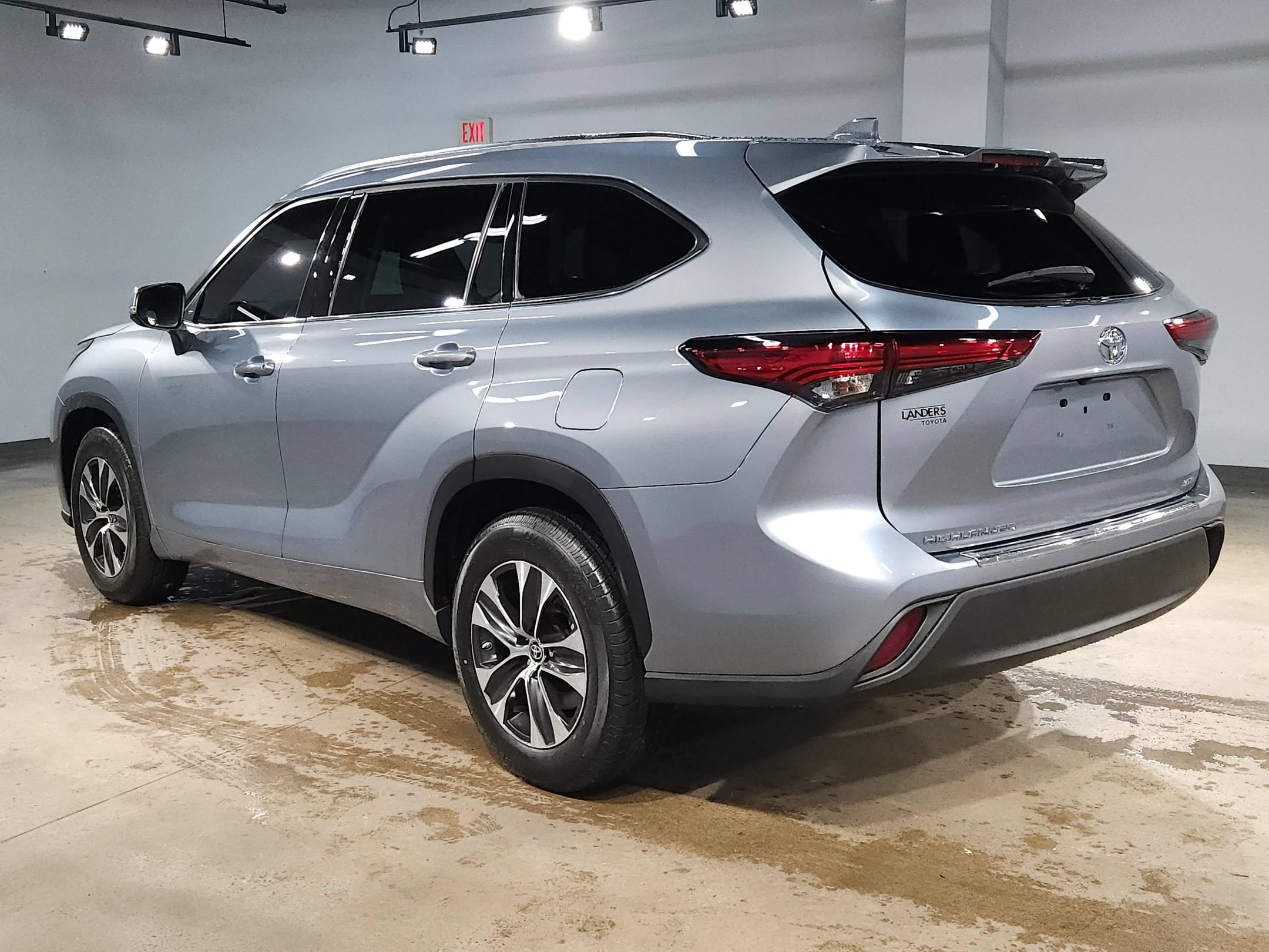 Used 2021 Toyota Highlander XLE FWD image 5