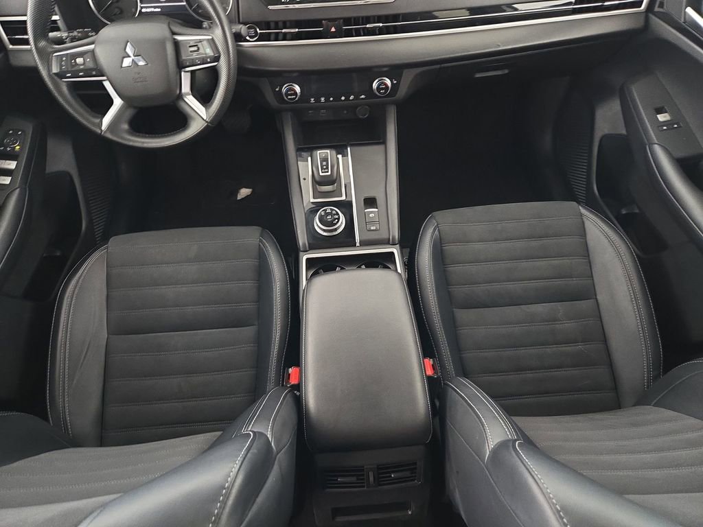 Used 2024 Mitsubishi Outlander SE image 25