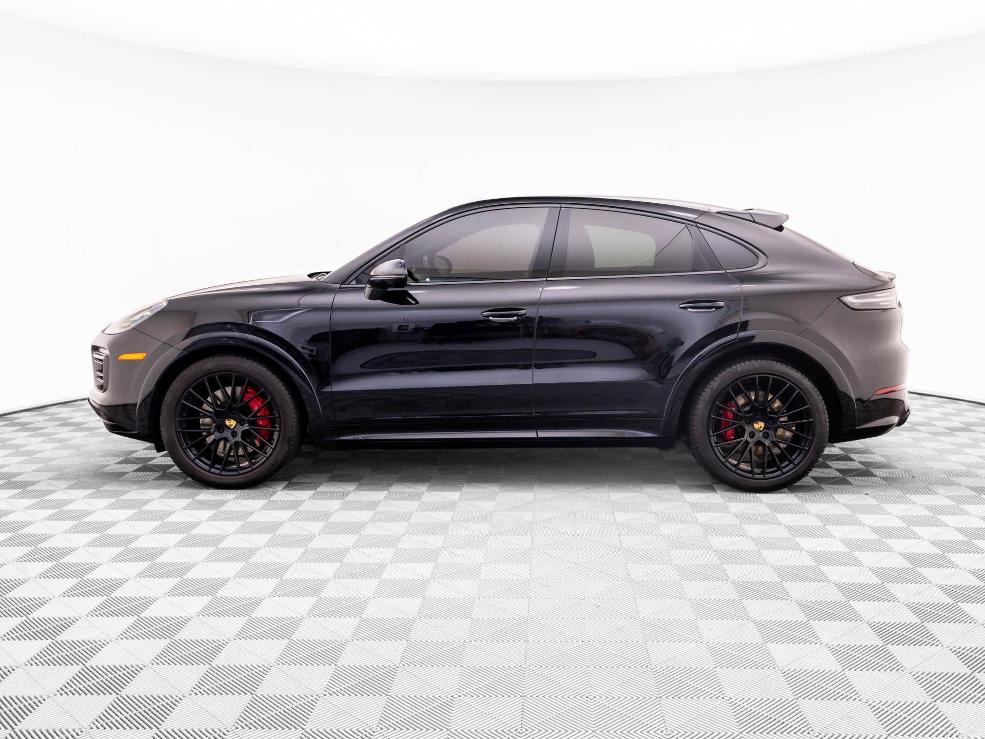 Certified 2022 Porsche Cayenne GTS AWD/4WD image 2