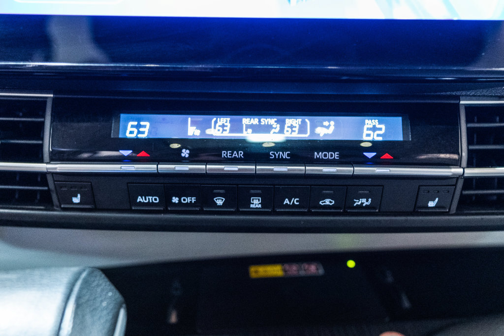 Used 2025 Toyota Sienna XLE FWD image 26