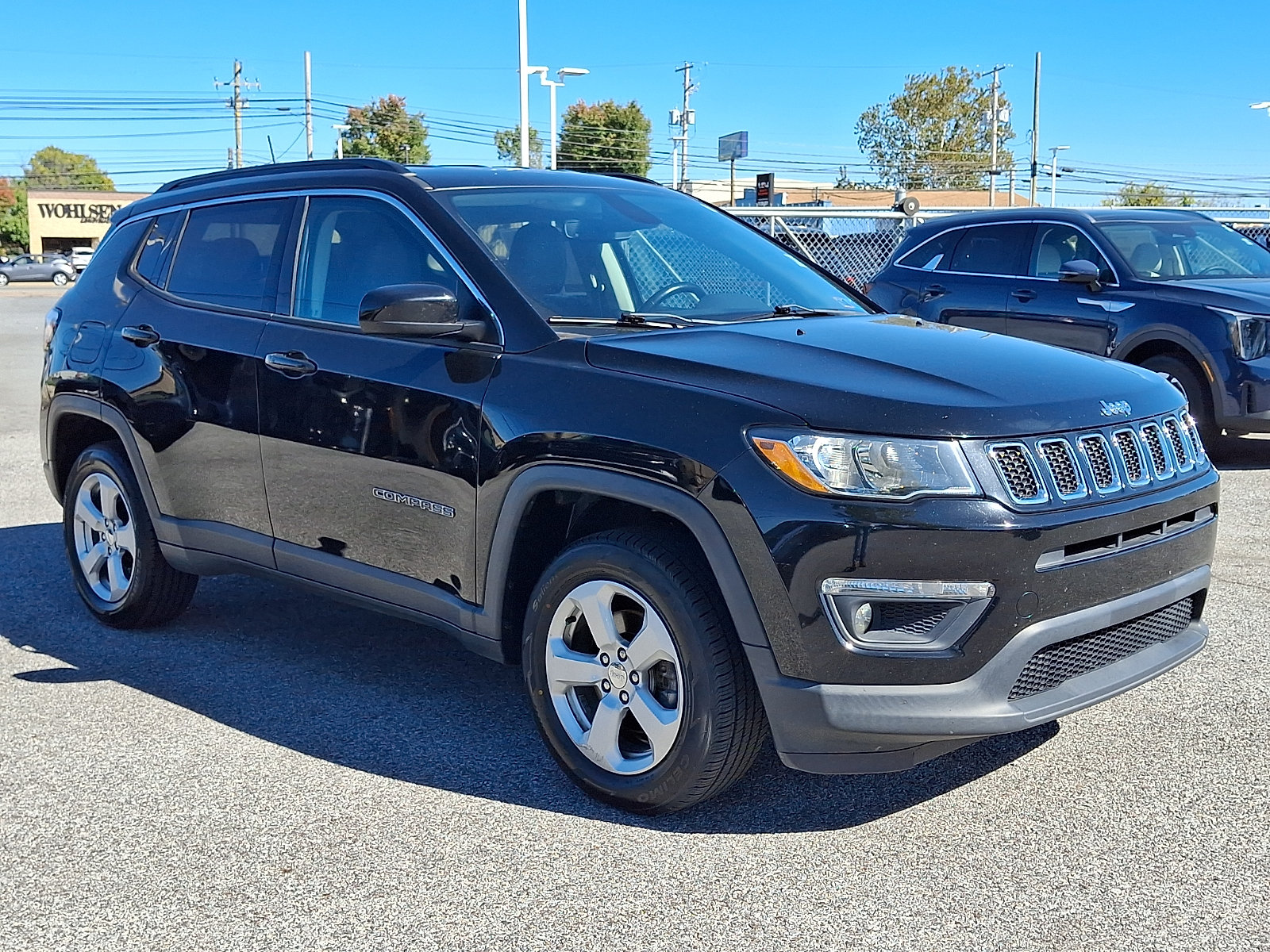 Used 2018 Jeep Compass Latitude w/ Popular Equipment Group AWD/4WD image 3