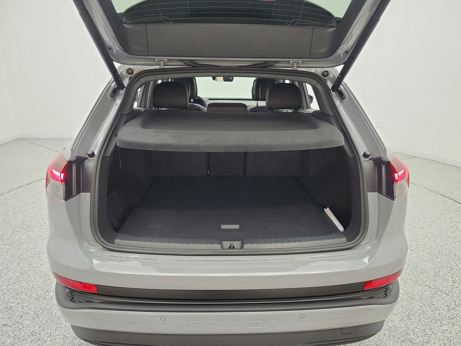 Used 2025 Audi Q4 e-tron Premium Plus w/ Premium Plus RWD image 17