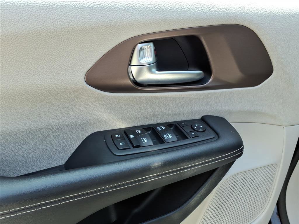 Used 2023 Chrysler Voyager LX image 21