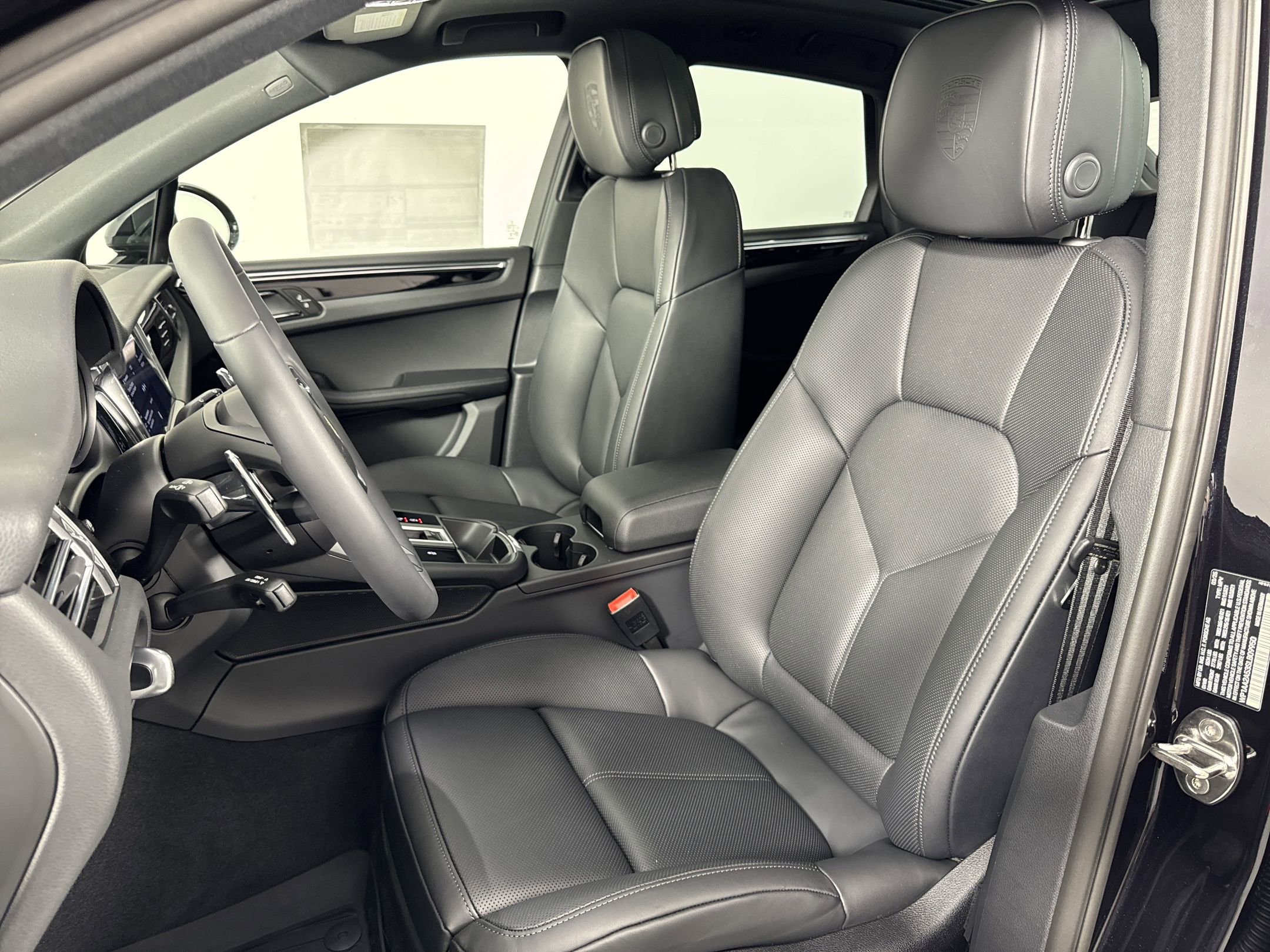 Certified 2025 Porsche Macan image 5