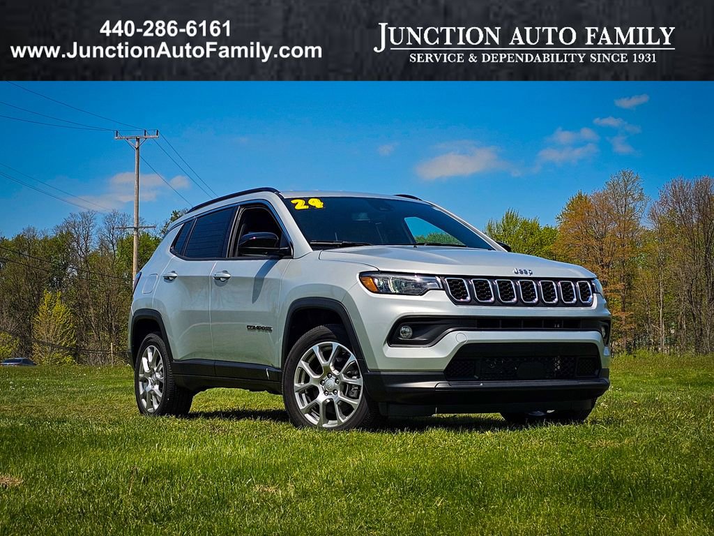 Used 2024 Jeep Compass Latitude AWD/4WD image 1