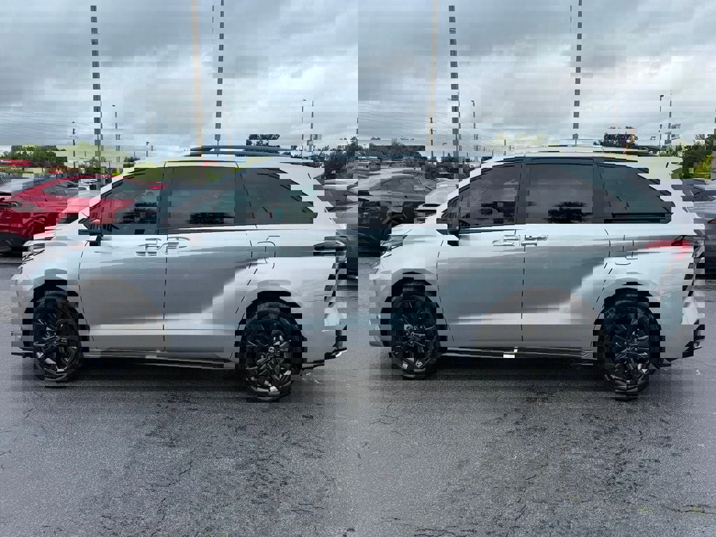 Used 2025 Toyota Sienna XSE image 8