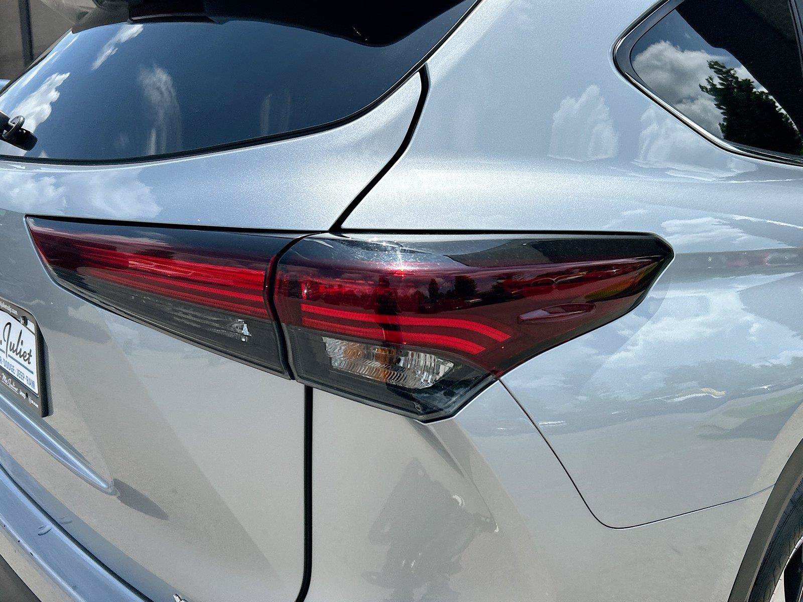 Used 2024 Toyota Highlander XLE FWD image 11
