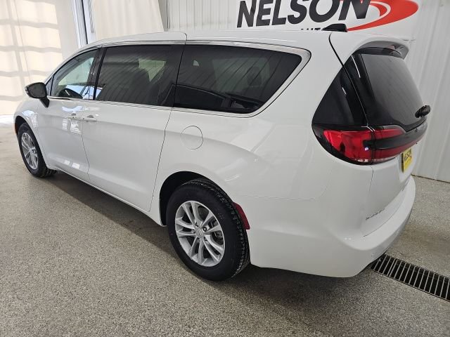 New 2026 Chrysler Pacifica Select AWD/4WD image 9