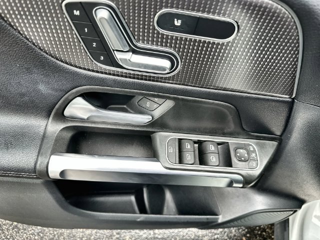 Used 2022 Mercedes-Benz GLB 250 4MATIC image 16