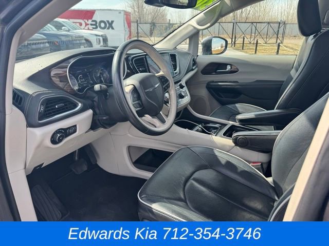 Used 2021 Chrysler Pacifica Limited image 19