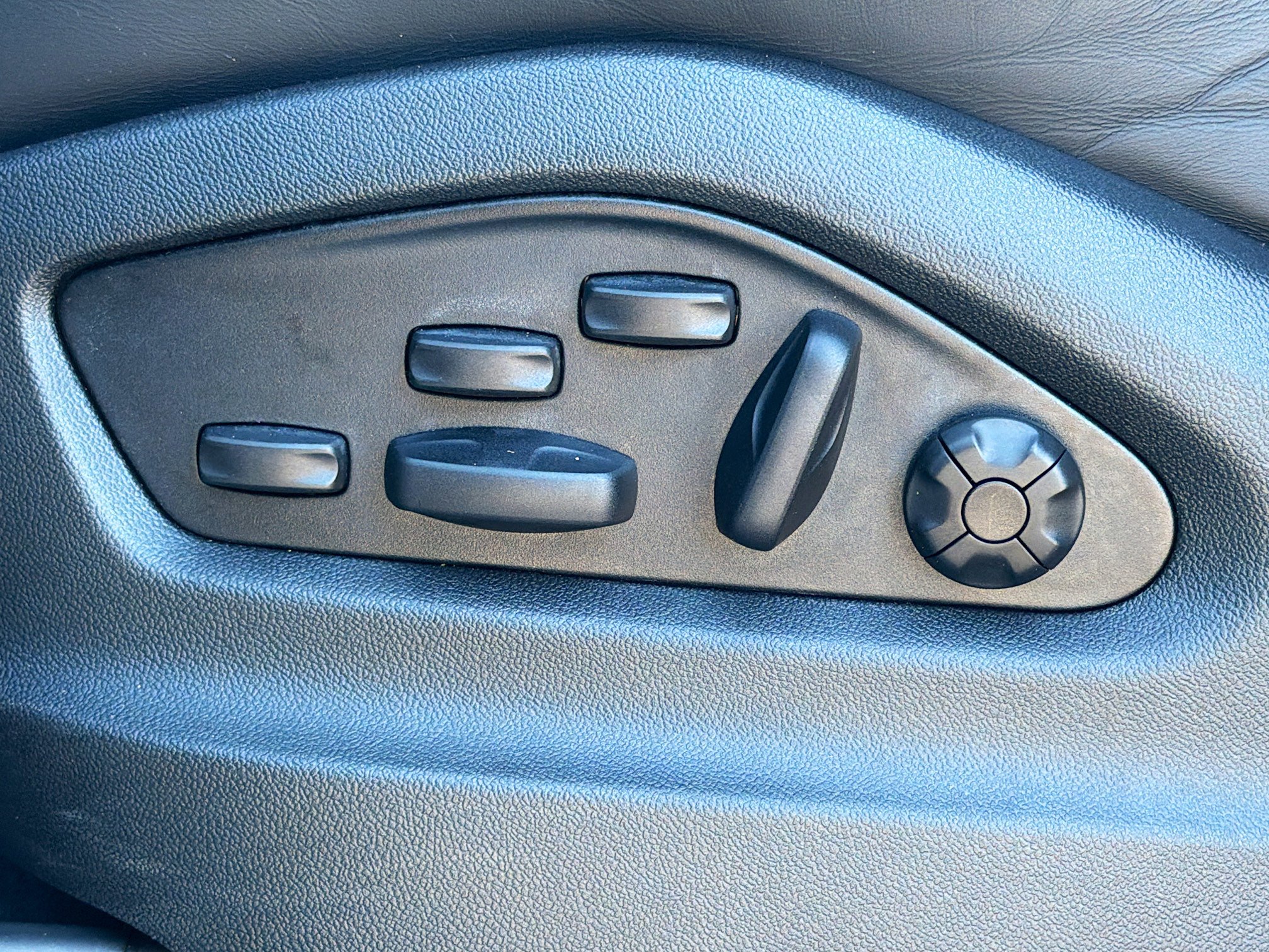 Used 2023 Porsche Cayenne Platinum Edition image 25