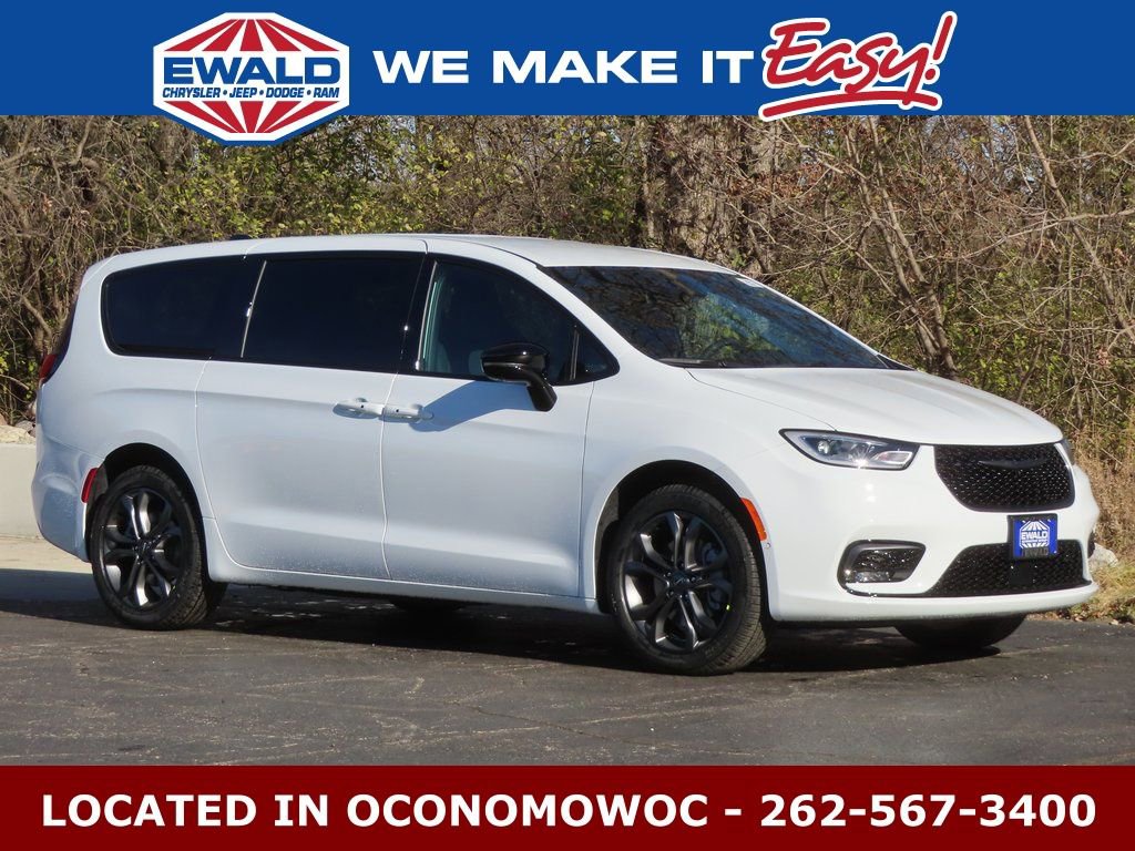 New 2026 Chrysler Pacifica Select