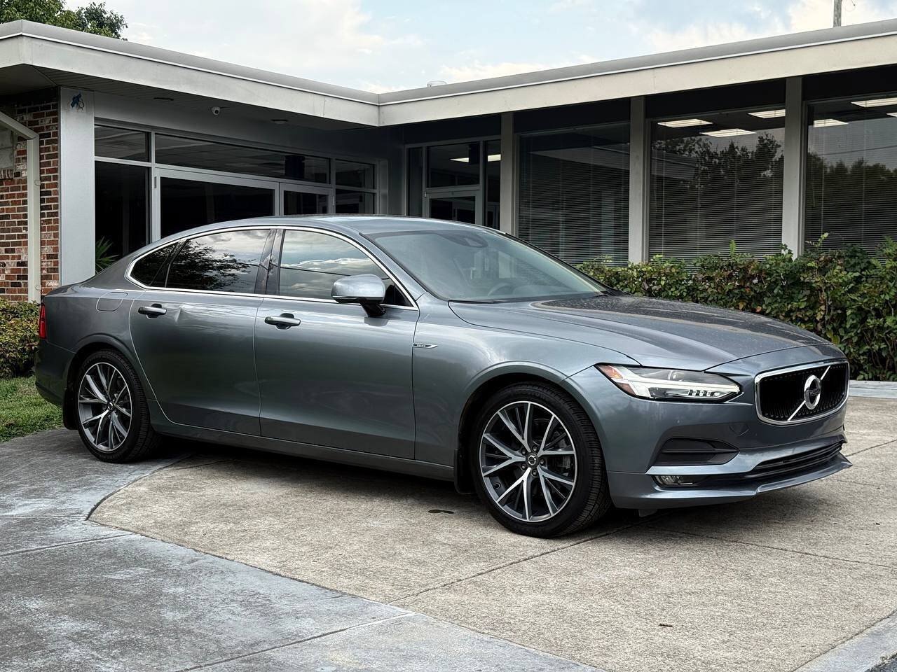 Used 2018 Volvo S90 T5 Momentum FWD image 4