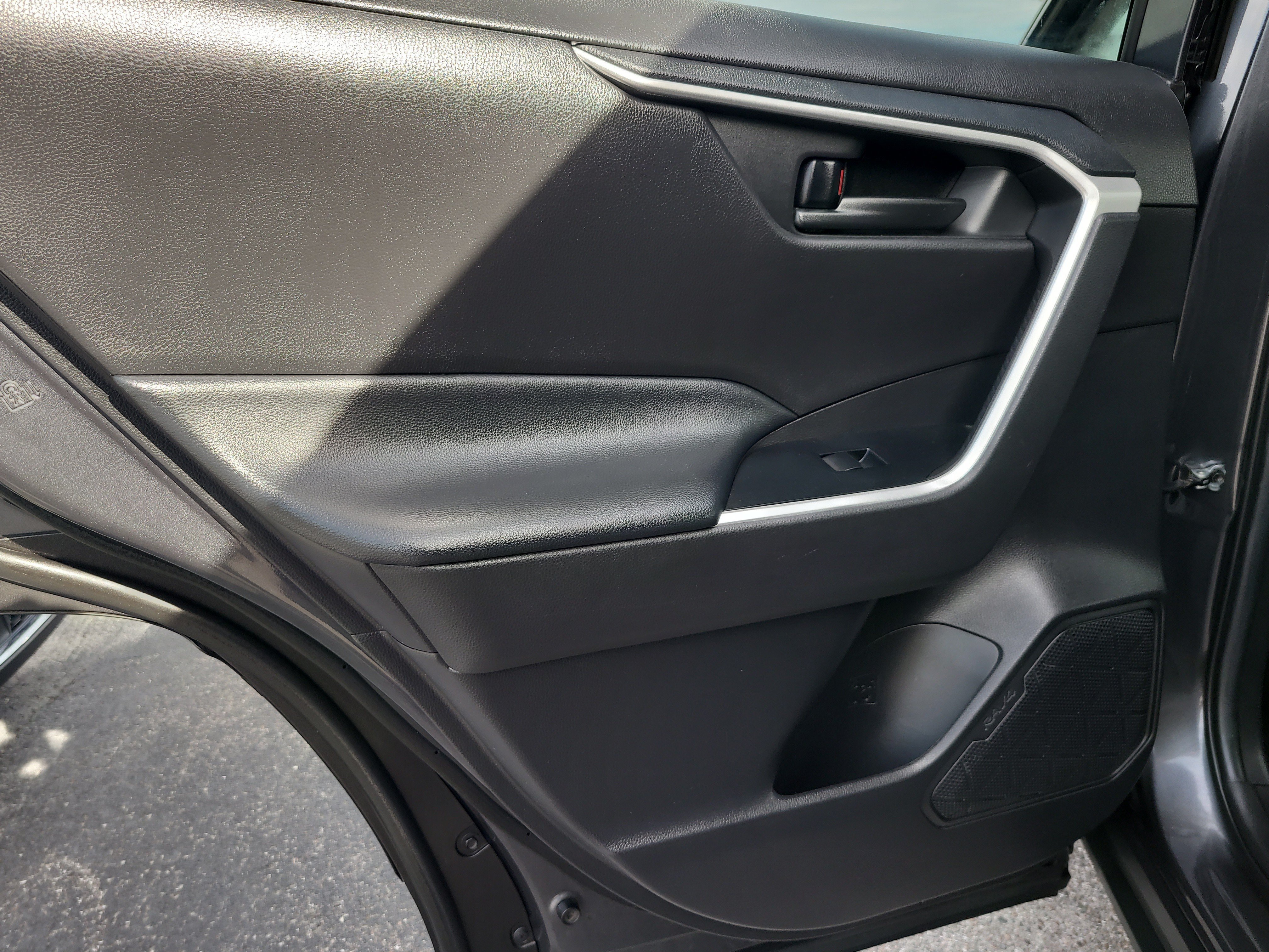 Used 2022 Toyota RAV4 LE FWD image 10