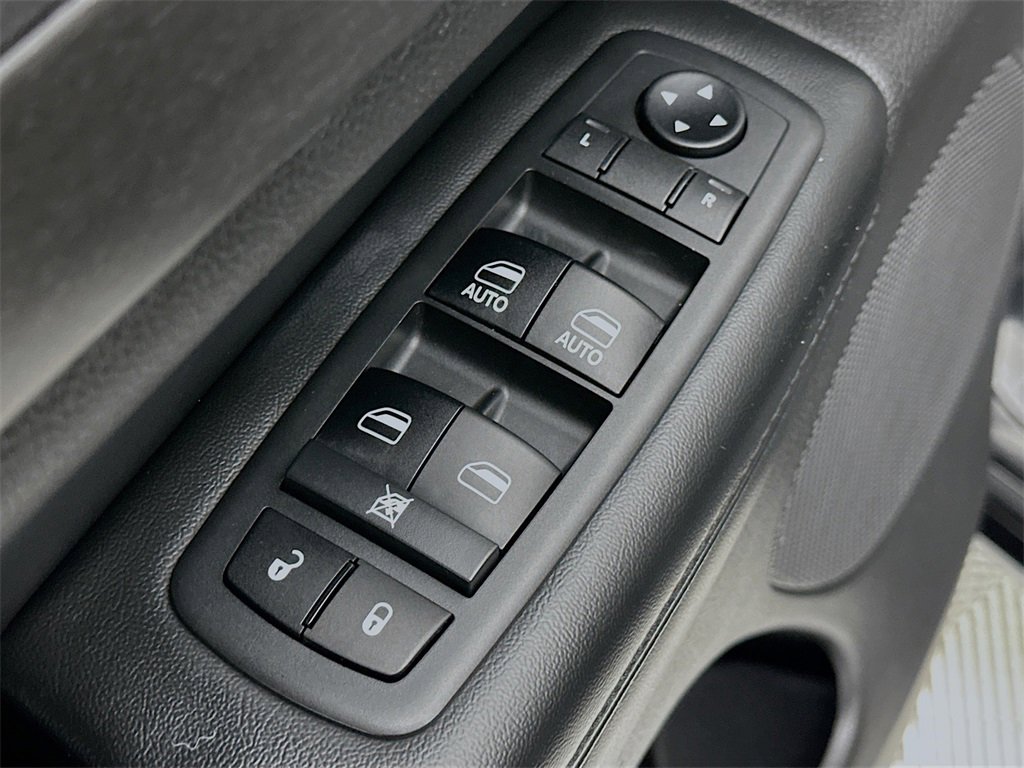 Used 2018 Jeep Grand Cherokee Altitude image 23