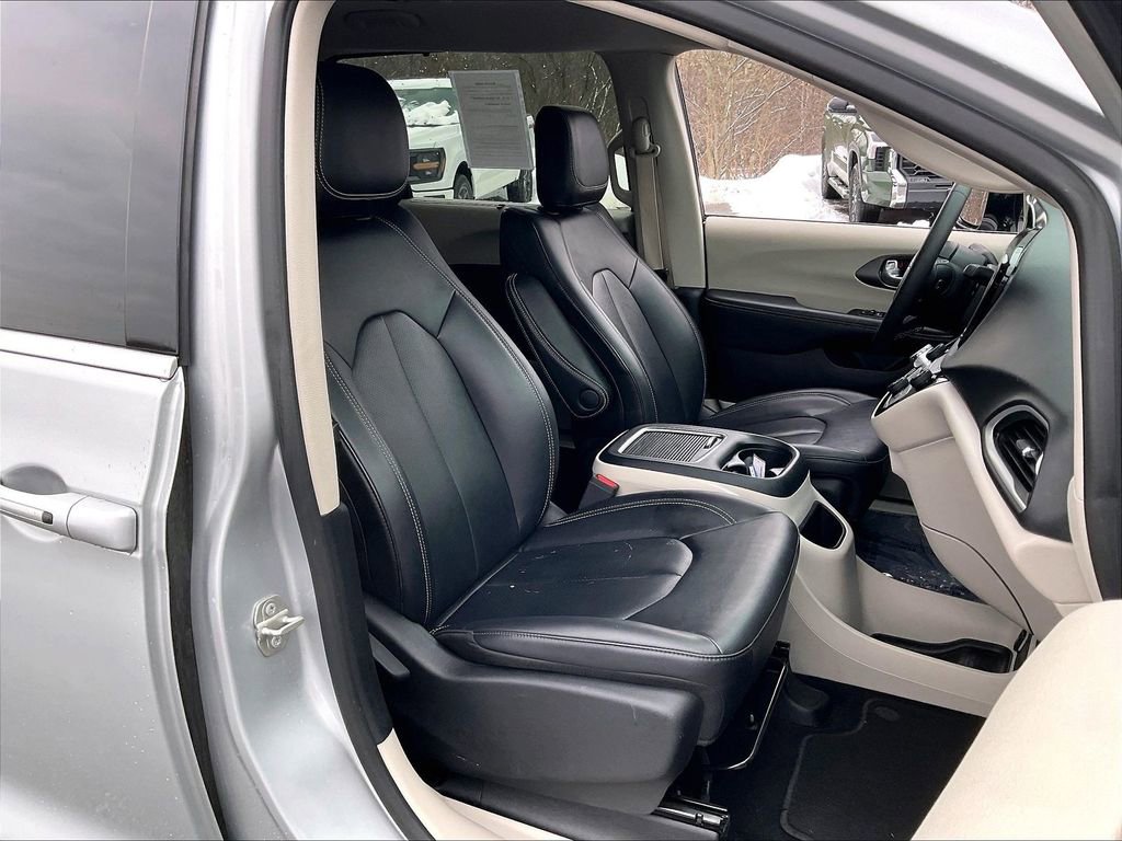 Used 2024 Chrysler Pacifica Touring-L image 10