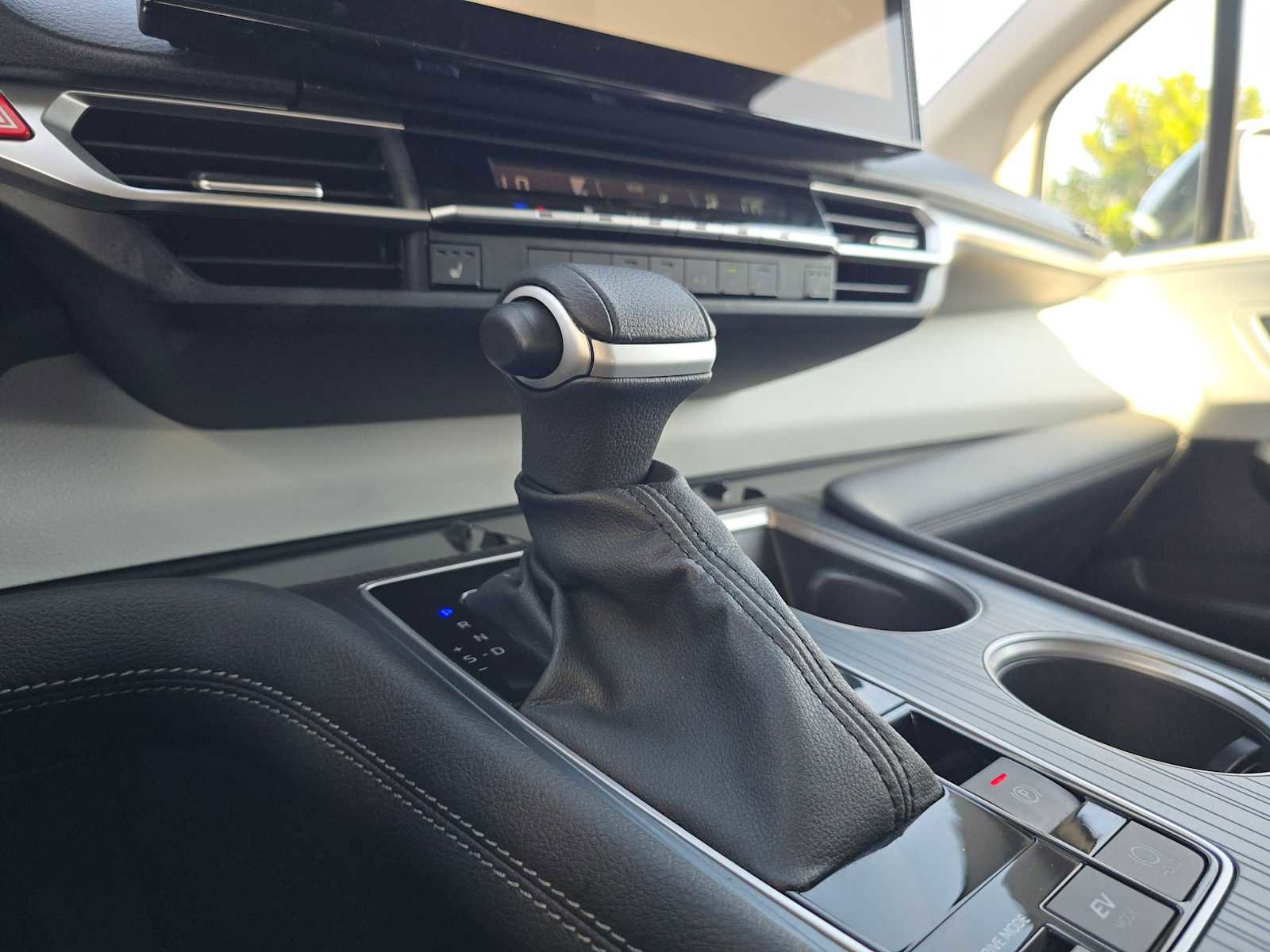 Certified 2025 Toyota Sienna XLE FWD image 36