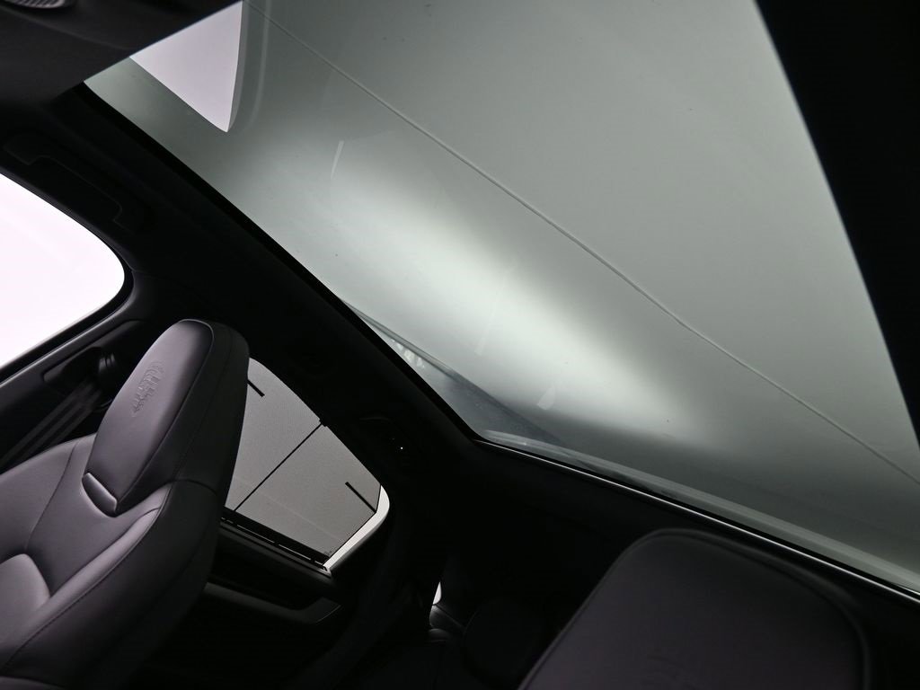 Used 2025 Porsche Cayenne image 9