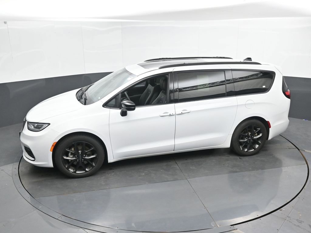 Used 2025 Chrysler Pacifica Limited FWD image 45