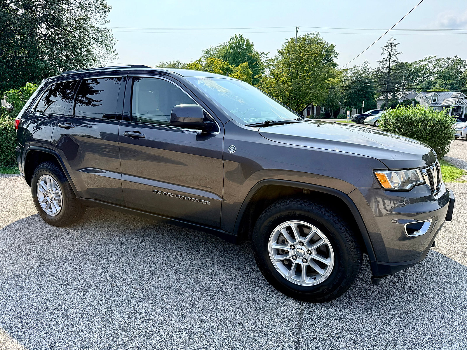 Used 2018 Jeep Grand Cherokee Laredo AWD/4WD image 2