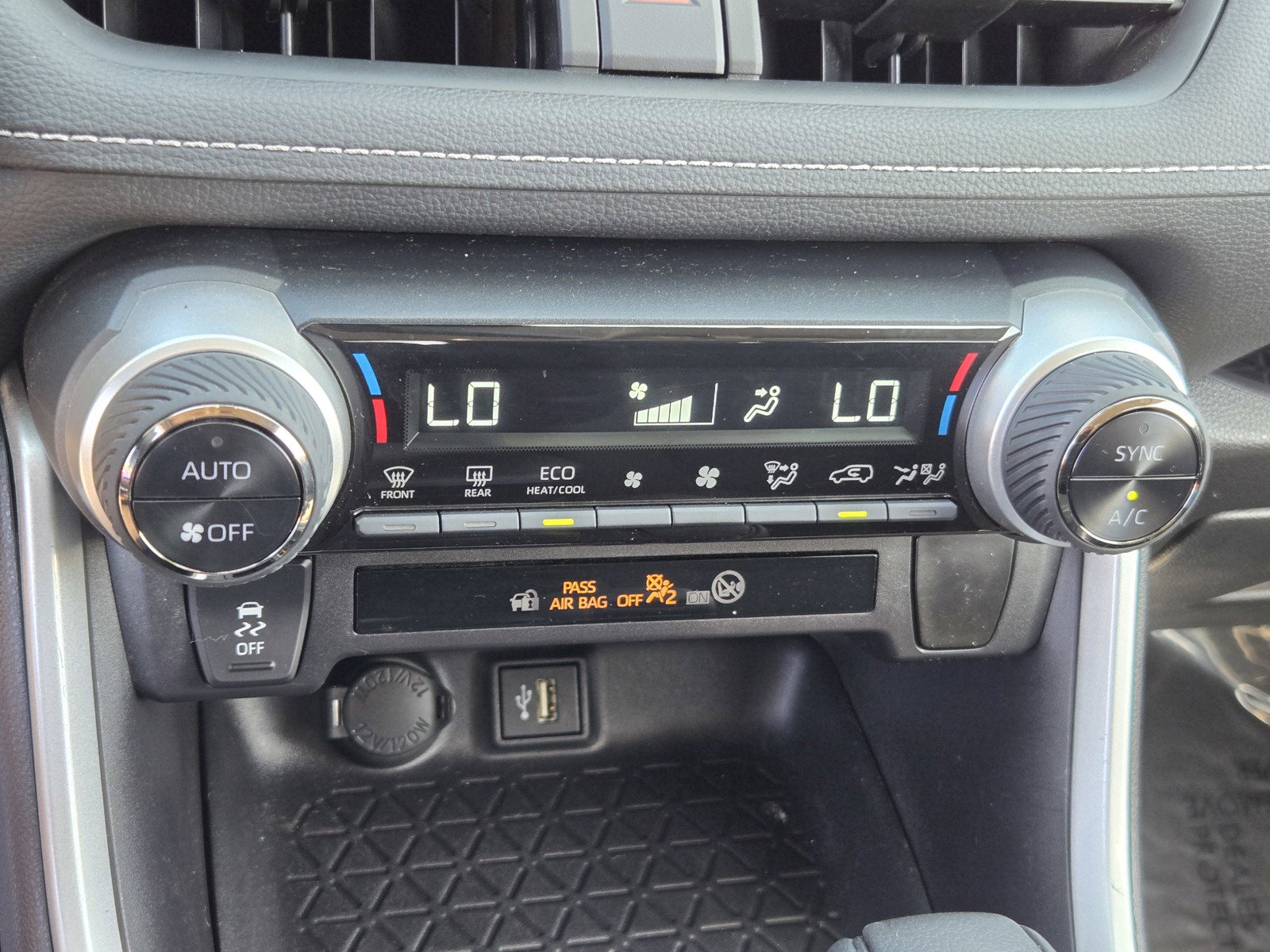 Used 2024 Toyota RAV4 LE AWD/4WD image 17