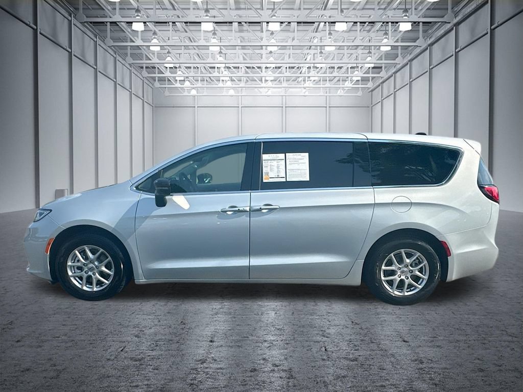 Used 2024 Chrysler Pacifica Touring-L FWD image 4