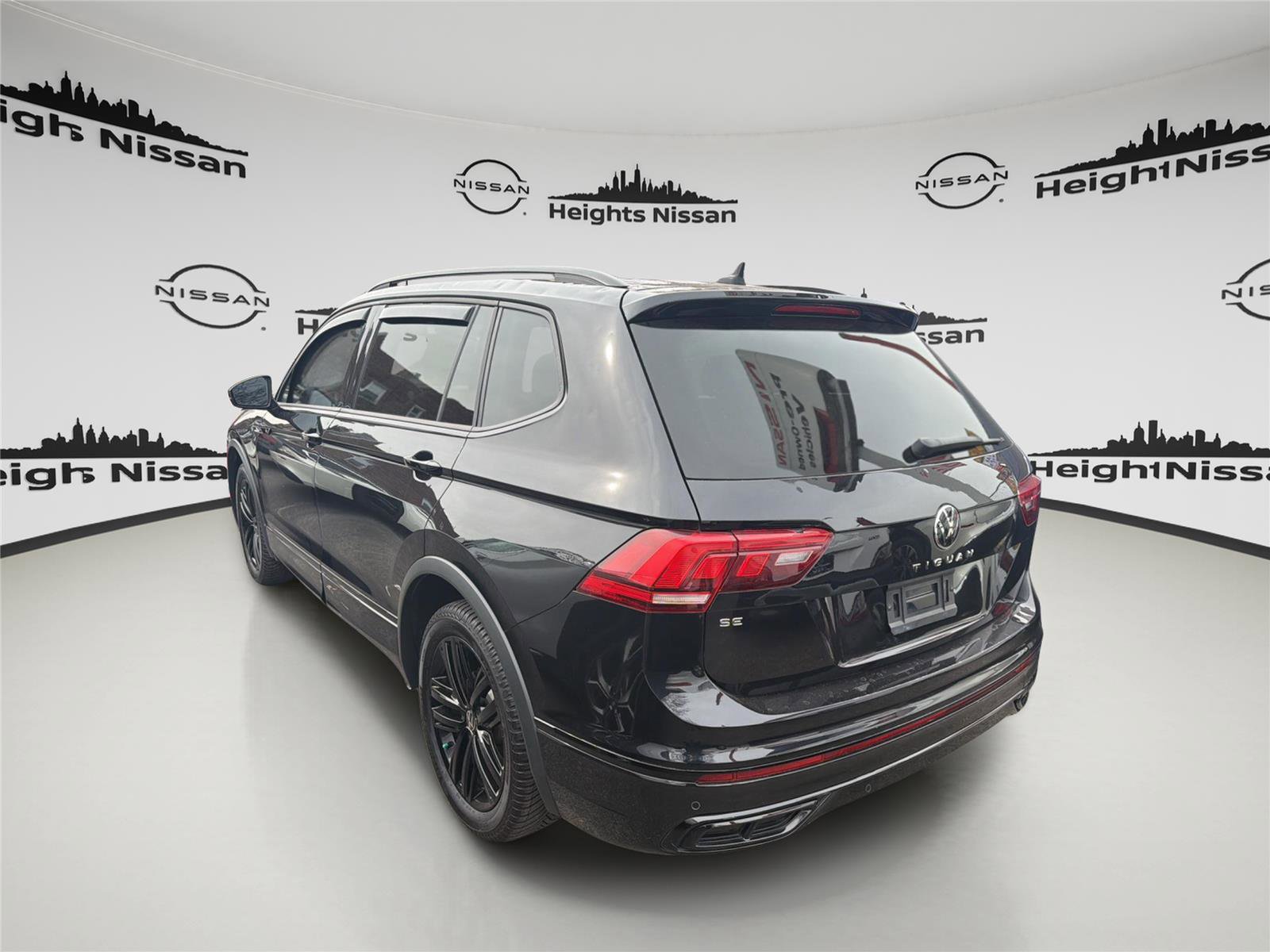 Used 2022 Volkswagen Tiguan SE R-Line image 2