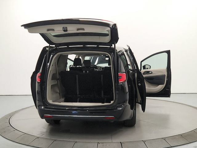 Used 2024 Chrysler Pacifica Touring-L FWD image 15
