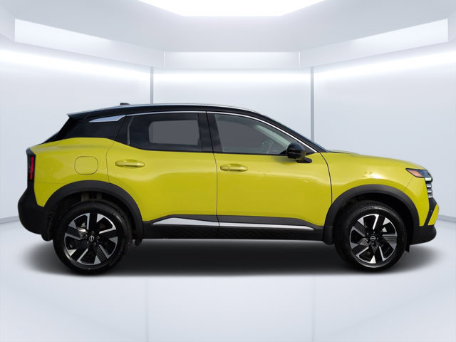 Used 2025 Nissan Kicks SR FWD image 2
